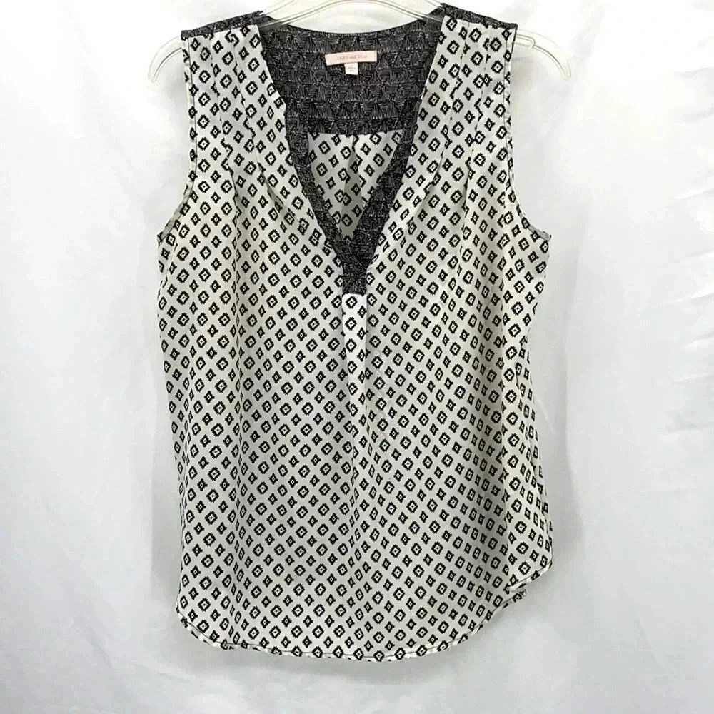 Skies Are‎ Blue Blouse Women M White Black Geometric V-Neck Sleeveless Top